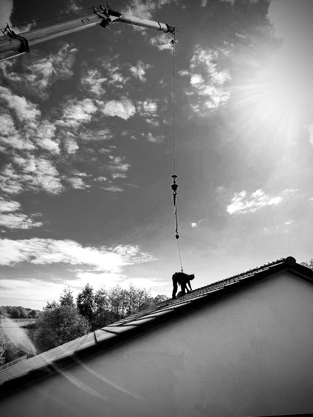 Mitarbeiter der Dachdeckerei Arp bei einem Kraneinsatz
