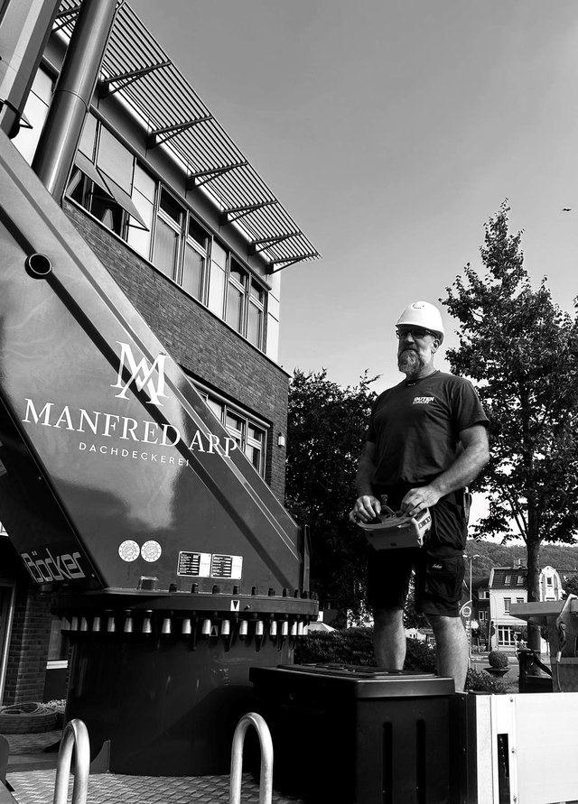 Kraneinsatz der Dachdeckerei Arp auf einer Baustelle